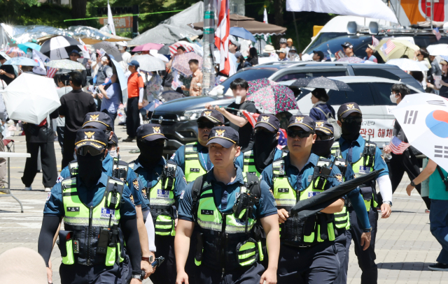 잠실개표소 대관료만 1억…시위에 하루 500만원씩 쌓인다