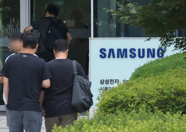 서울 서초구 우면동 삼성전자 서울R&D캠퍼스에서 직원들이 출근하고 있다. 연합뉴스
