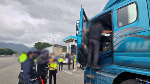 속도제한 풀고 질주한 화물차 겨눈다…부산경찰 고속도로 합동점검