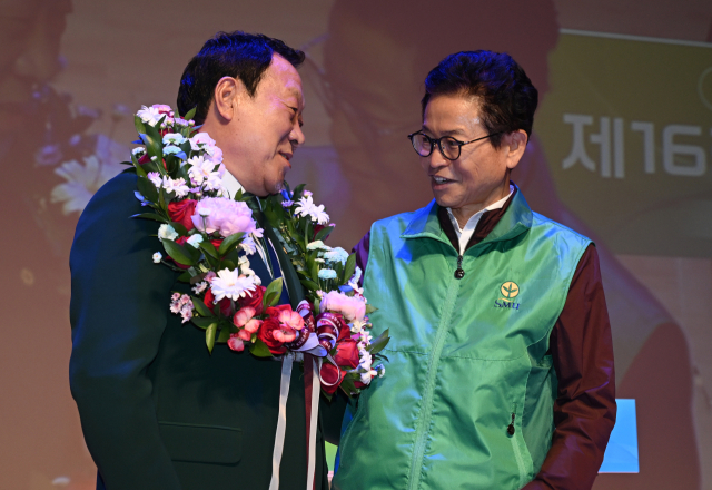 제16회 새마을의 날 기념식에서 취임식을 가진 제19대 이상해 경상북도새마을회장이 이철우 경북도지사와 인사를 나누고 있다. 경북도 제공