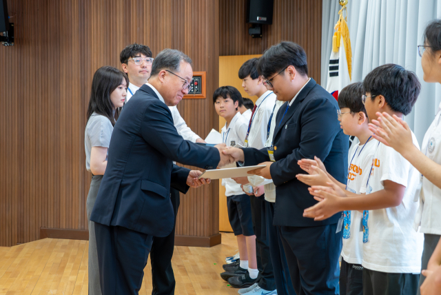 김석준 부산시교육감이 제63회 부산과학전람회 및 제47회 부산학생과학발명품경진대회 시상식에서 수상 학생에게 상장을 수여하고 있다. [사진=부산교육청]