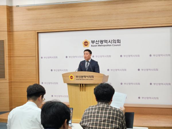 차재권 다시 뛰는 부산위원회 위원장이 24일 부산시의회 브리핑룸에서 인수위 활동 중간 성과와 향후 시정 추진 방향을 발표하고 있다. [사진=부산언론협회]