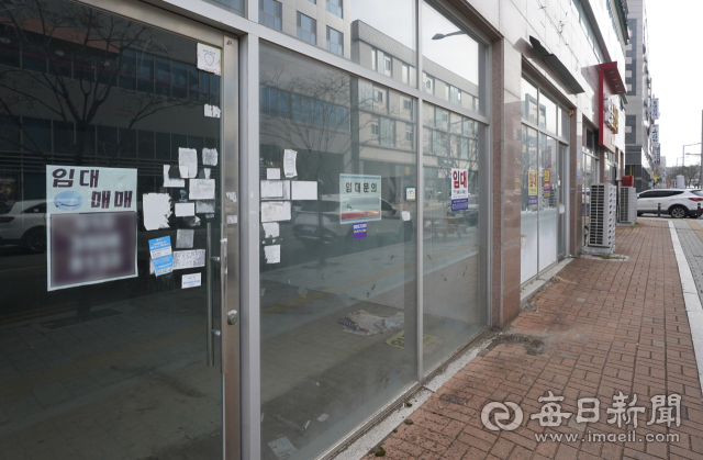 대구 동구 신서동 대구혁신도시 내 상가 건물에 임대 안내문이 붙어 있다. 매일신문DB