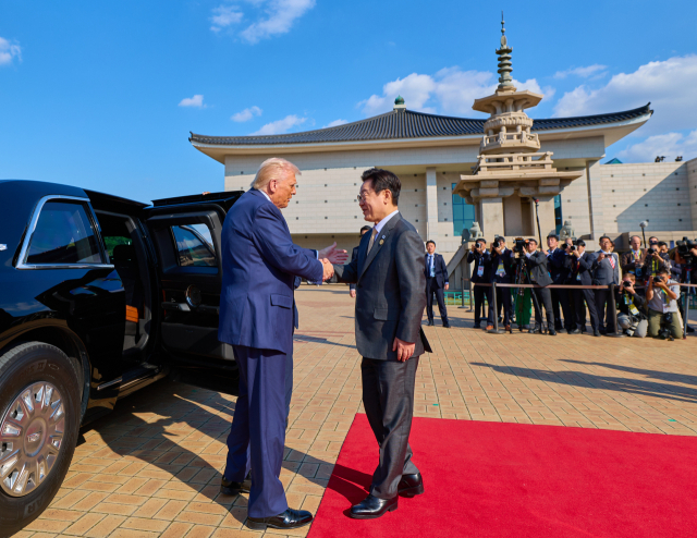 경주 APEC 정상회의 기간이었던 지난해 10월 29일 국립경주박물관 중정에서 이재명 대통령이 국빈 방문한 도널드 트럼프 미국 대통령을 반갑게 맞이하고 있다. 청와대 제공