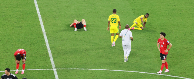 한국 축구 국가대표팀 선수들이 24일(현지시간) 멕시코 몬테레이 스타디움에서 열린 2026 북중미 월드컵 A조 3차전 남아프리카공화국과의 경기에서 종료 휘슬을 들으며 아쉬워하고 있다. 연합뉴스