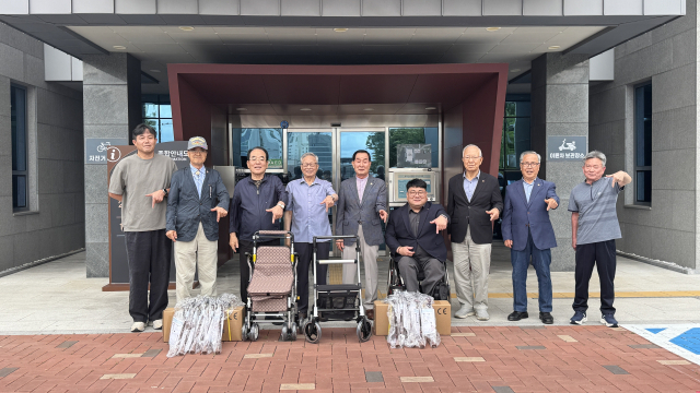 경북 칠곡군교통장애인협회…국가유공자에게 지팡이 50개·실버카 2대 전달 