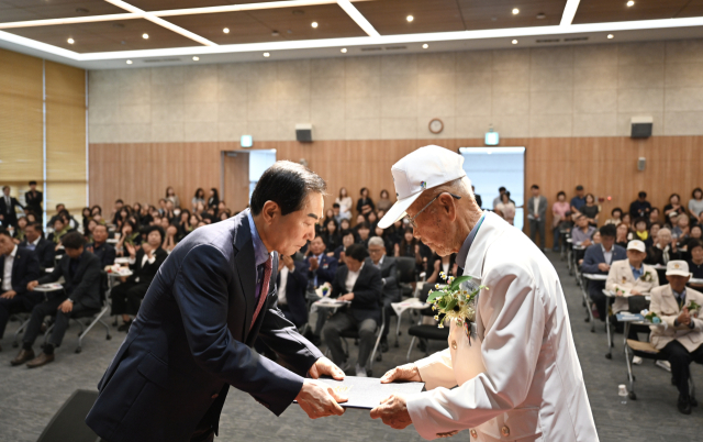 성낙인 군수가 참전 유공자에게 표창을 수여하고 있다. 창녕군 제공◇