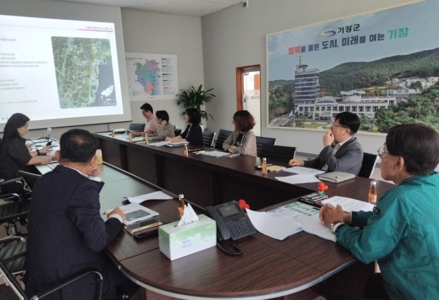 기장군이 지난 5월 36홀 국제규격 파크골프장 조성을 위한 마스터플랜 수립용역 결과보고회를 열고 후보지 선정 방안을 논의하고 있다. [사진=기장군]
