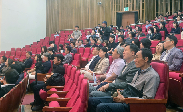지난 25일 안동시민회관에서 안동의료원 이전·신축과 관련한 주민설명회가 개최돼 현장에 참석한 시민들이 경북도 관계자들에게 질의하고 있다. 김영진 기자