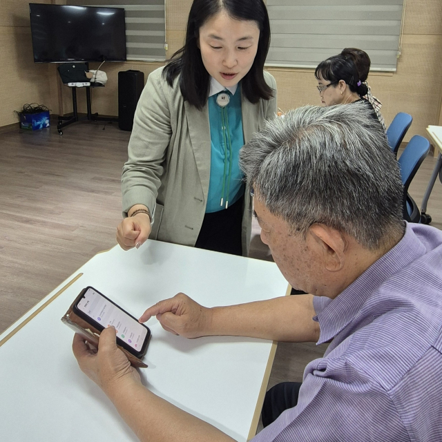 KT 동부고객본부가 다음 달부터 대구경북 지역의 복지관과 협약을 맺고 어르신을 대상으로 생활 밀착형 디지털 교육을 지원한다. KT 제공