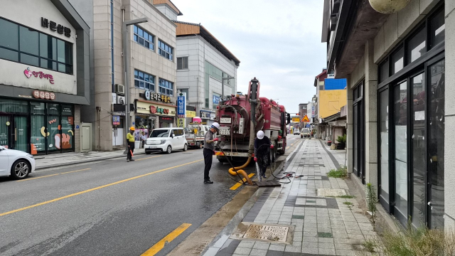 의성군은 장마철을 대비해 도심 내 하수도 준설 사업을 시행하고 있다. 사진은 도심 내 하수구를 준설하고 있는 모습. 의성군 제공