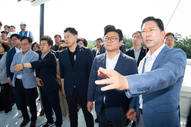 김장호 구미시장, 강명구 국민의힘 의원 등이 26일 구미5국가산업단지 2단계 조성 현장을 찾아 반도체 팹(Fab) 유치 의지를 드러냈다. 구미시 제공