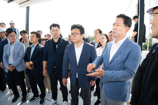김장호 구미시장, 강명구 국민의힘 의원 등이 26일 구미5국가산업단지 2단계 조성 현장을 찾아 반도체 팹(Fab) 유치 의지를 드러냈다. 구미시 제공