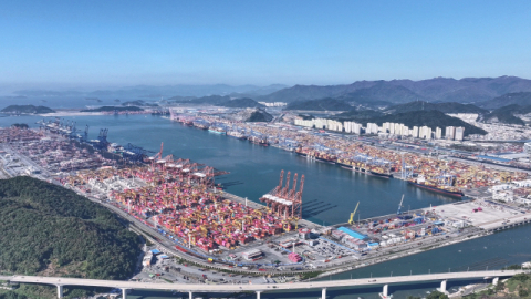 부산항 신항 임항도로 포장보수 착수…안전한 물류환경 강화