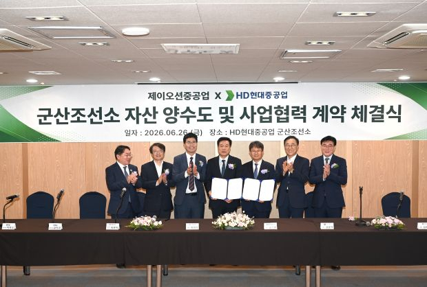 군산조선소에서 열린 자산 양수도 및 사업협력 계약 체결식에서 참석자들이 계약서를 들어 보이며 기념촬영을 하고 있다. [사진=제이오션중공업]