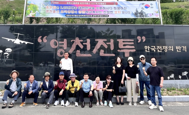영천시 서부동 통장들이 충혼탑 등 마현산 일원의 호국안보 시설을 둘러보며 기념촬영을 하고 있다. 영천시 제공