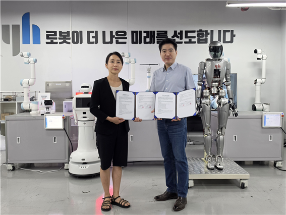 이욱진(오른쪽) 영현로보틱스 대표와 황은아 AICU 대표가 돌봄로봇과 뇌진단 AI 기술 결합을 위한 업무협약을 체결한 뒤 기념촬영을 하고 있다. 영현로보틱스 제공