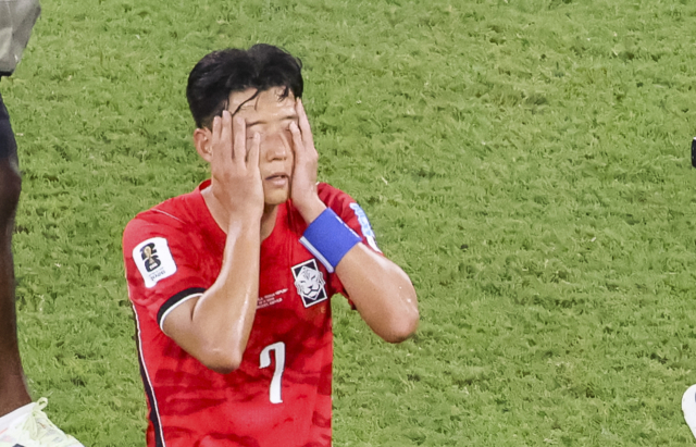손흥민이 24일(현지시간) 멕시코 몬테레이 스타디움에서 열린 2026 북중미 월드컵 A조 3차전 한국과 남아프리카공화국의 경기에서 0대1로 패한 뒤 아쉬워 하고 있다. 연합뉴스