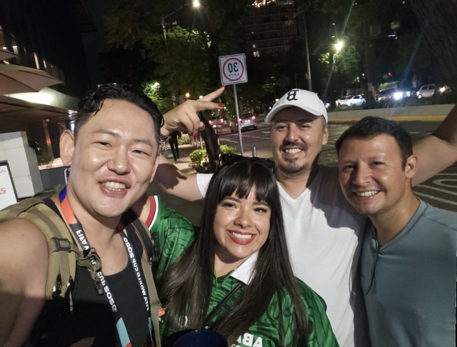 기자가 2026 북중미 월드컵 취재를 위해 과달라하라의 차풀테펙 거리에 있던 지난 13일(현지 시간), 발레리아 히메네즈(사진 왼쪽 두 번째) 씨와 미구엘 로드리게즈(사진 오른쪽 두 번째) 씨가 기자(왼쪽 첫 번째)와 함께 셀카를 찍었다. 이화섭 기자