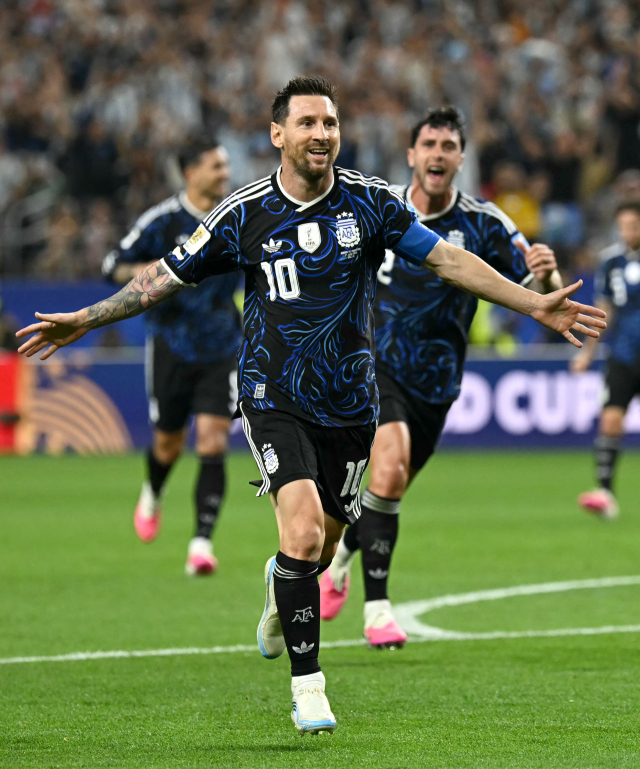 아르헨티나의 리오넬 메시가 27일(현지 시간) 미국 댈러스에서 열린 2026 북중미 월드컵 조별리그 J조 요르단과의 경기 도중 팀의 세 번째 골을 넣은 뒤 기뻐하고 있다. AFP 연합뉴스