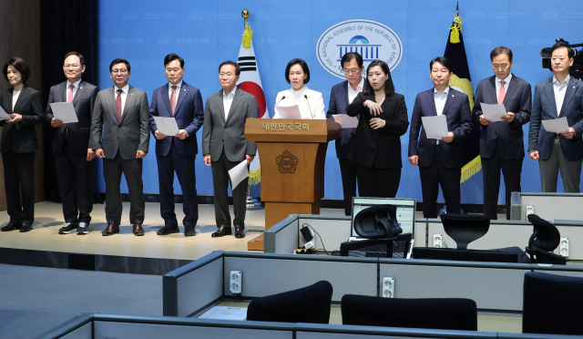 이인선 의원을 비롯한 대구-경북지역 국민의힘 의원들이 25일 국회 소통관에서 광주·전남권 제2국가 반도체 클러스터 조성 계획과 관련한 기자회견을 하고 있다. 연합뉴스