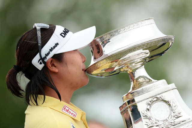유해란이 29일 미국 미네소타주 채스카에서 열린 LPGA 투어 KPMG 여자 PGA챔피언십에 출전, 정상에 오른 뒤 우승 트로피에 입을 맞추고 있다. AFP 연합뉴스