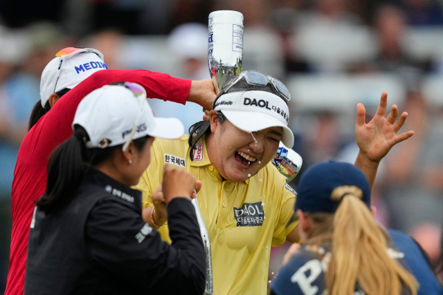 유해란이 29일 미국 미네소타주 채스카에서 열린 LPGA 투어 KPMG 여자 PGA챔피언십에 출전, 우승을 확정한 직후 동료들의 축하 물 세례를 받고 있다. AP 연합뉴스
