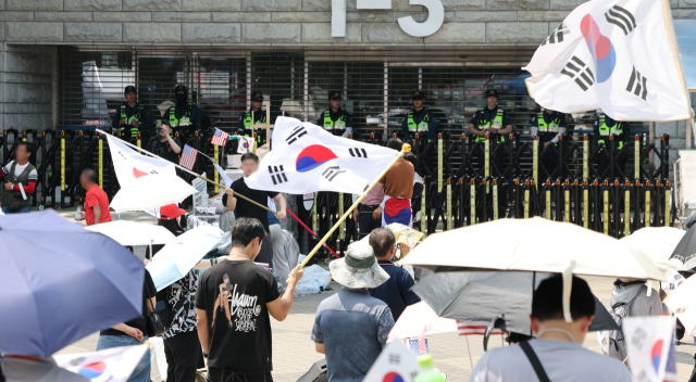 잠실 개표소 봉쇄 25일째…불법행위 피의자 139명 달해