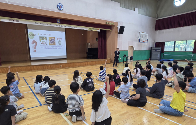 정명환 농협 예천군지부장이 29일 모교인 지보초등학교를 찾아 후배들을 위한 특별한 미래교육을 진행하며 