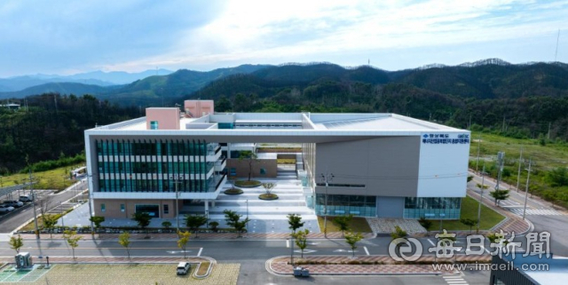 영덕군 영덕읍 매정리에 위치한 경북도 에너지산업융복합단지 종합지원센터 전경. 경북도 제공