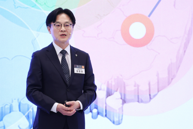김정관 산업통상부 장관이 29일 청와대에서 이재명 대통령 주재로 열린 3대 메가프로젝트 국민보고회에서 정책을 발표하고 있다. 연합뉴스