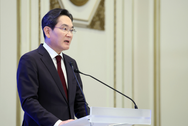 이재용 삼성전자 회장이 29일 청와대에서 이재명 대통령 주재로 열린 3대 메가프로젝트 국민보고회에서 투자계획을 발표하고 있다. 연합뉴스