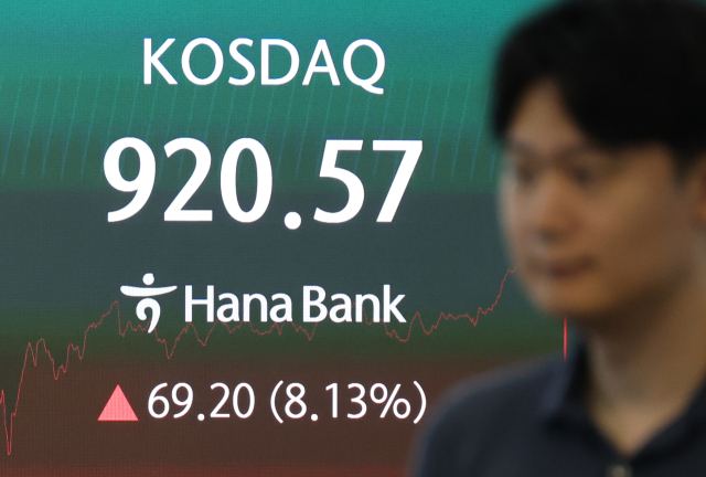 29일 서울 중구 하나은행 딜링룸 현황판에 코스닥 종가가 표시돼있다. 이날 코스닥 상승률은 지난 3월 5일 이후 약 4개월 만에 가장 컸다. 연합뉴스