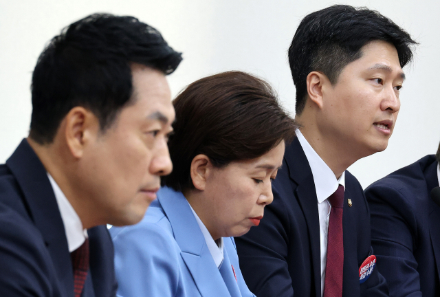 국민의힘 우재준 청년최고위원이 29일 국회에서 열린 최고위원회의에서 발언하고 있다. 왼쪽은 발언 듣는 장동혁 대표. 연합뉴스