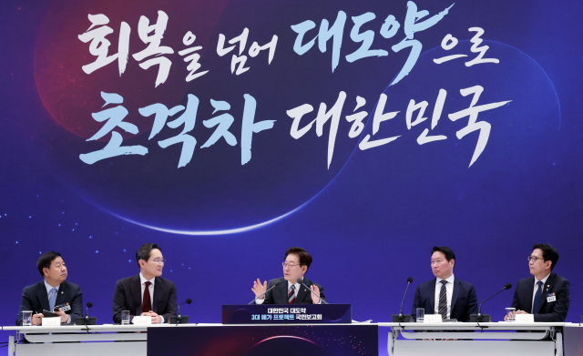 이재명 대통령이 29일 청와대에서 열린 3대 메가프로젝트 국민보고회에서 발언하고 있다. 왼쪽부터 구윤철 부총리 겸 재정경제부 장관, 이재용 삼성전자 회장, 이 대통령, 최태원 SK그룹 회장, 배경훈 부총리 겸 과학기술정보통신부 장관. 연합뉴스