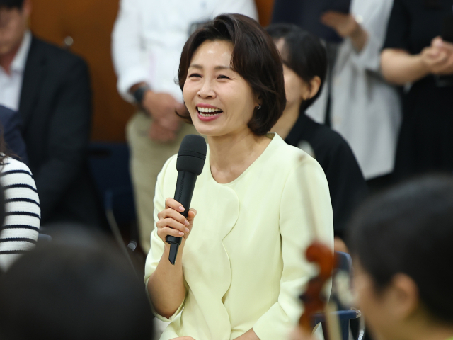 김혜경 여사가 29일 서울 구로아트밸리를 찾아 꿈의 오케스트라 단원의 합주 감상 후 격려사를 하고 있다. 꿈의 오케스트라는 아동·청소년들이 오케스트라 활동을 통해 협동심과 소통 능력, 음악적 성취를 함양하며 건강한 사회 구성원으로 성장할 수 있도록 지원하는 문화예술교육 프로그램이다. 연합뉴스