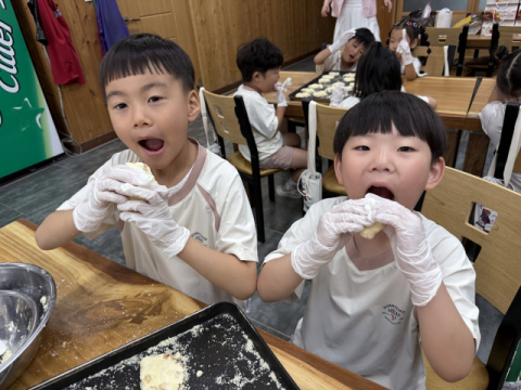 청송사과 향기 따라 오감 활짝…청송초병설유치원, '사과 스콘 만들기' 체험