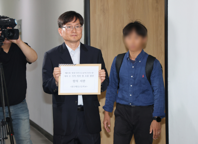 이규연 광주제일고등학교(광주일고) 교장이 전국 고교야구대회 도중 발생한 상대팀 배재고등학교의 응원 구호 논란과 관련한 항의서한을 전달하기 위해 30일 서울 송파구 대한야구소프트볼협회를 방문하고 있다. 배재고 야구부 일부 학생 선수들은 지난 29일 서울 목동구장에서 열린 제81회 청룡기 전국고교야구선수권대회 겸 주말리그 왕중왕전 광주일고와 경기 중 상대 더그아웃을 향해 