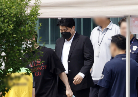 '음주 뺑소니' 김호중 가석방 출소…팬 70명 