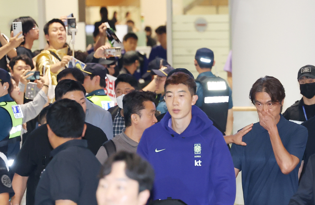 2026 북중미 월드컵 32강 진출에 실패해 한국 축구대표팀에서 사퇴한 홍명보 전 감독이 30일 인천국제공항 제2여객터미널을 통해 입국하며 팬들의 항의를 받고 있다. 연합뉴스