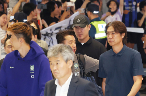 월드컵 32강 진출 실패한 홍명보 감독, 고성과 야유 속 귀국 