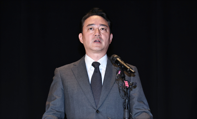홍정도 중앙그룹 부회장이 15일 서울 마포구 중앙일보빌딩에서 열린 JTBC 등 중앙그룹 일부 계열사의 유동성 위기로 인한 회생 절차 개시 관련 입장 발표 기자회견에서 사과문을 낭독하고 있다. 연합뉴스