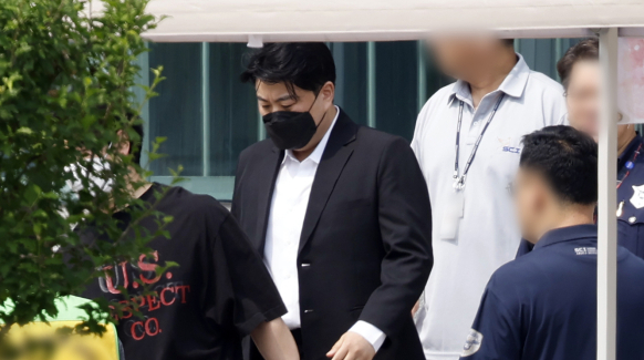 '음주 뺑소니' 김호중 가석방…5개월 일찍 출소