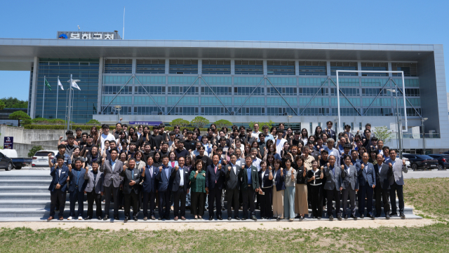 봉화군은 지난 29일 군청 대회의실에서 제46대 박현국 군수 이임식을 열고 민선 8기 군정의 마지막을 함께했다. 봉화군 제공