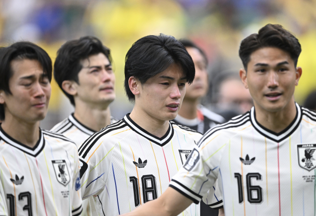 일본 선수들이 30일 미국 휴스턴에서 열린 2026 북중미 월드컵 32강전에 나섰으나 브라질에 패한 직후 눈물을 삼키고 있다. 신화 연합뉴스