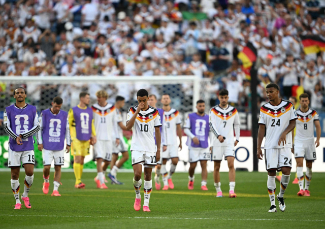 자말 무시알라(10번) 등 독일 선수들이 30일 미국 보스턴에서 열린 2026 북중미 월드컵 32강전 파라과이전에 나섰으나 패한 직후 아쉬움을 삼키고 있다. AFP 연합뉴스
