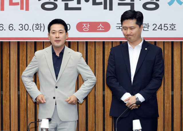 국민의힘 장동혁 대표(왼쪽)가 30일 국회에서 열린 부정·무능 선관위 해체 수준의 쇄신 및 재선거 촉구를 위한 6·3 참정권 박탈 사태 청년·대학생 시국 대토론회에서 우재준 청년 최고위원과 나란히 자리하고 있다. 연합뉴스