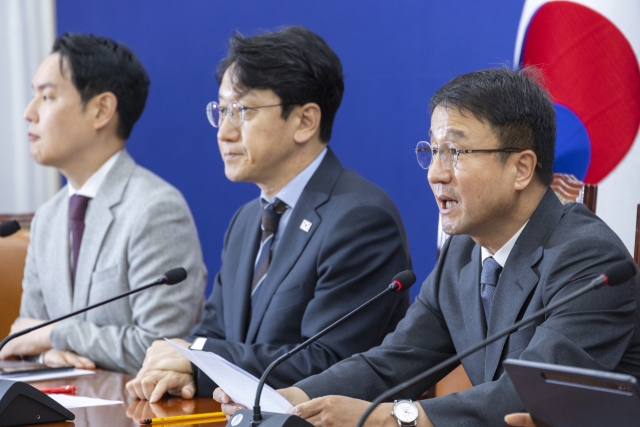 더불어민주당 한병도 당 대표 직무대행 및 원내대표가 30일 국회에서 열린 원내대책회의에서 이날 오후 열린 본회의에서 22대 하반기 국회 원 구성을 위한 상임위원장 선출과 한성숙 국무총리 후보자 인사청문안 처리 의지를 밝히고 있다. 연합뉴스