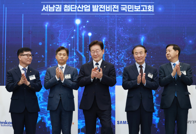 이재명 대통령이 30일 광주 김대중컨벤션센터에서 열린 서남권 첨단산업 발전비전 국민보고회에서 정부와 기업의 MOU체결식이 끝난 뒤 참석자들과 박수치고 있다. 왼쪽부터 이진안 앰코테크놀로지코리아 대표, 곽노정 SK하이닉스 대표, 이재명 대통령, 전영현 삼성전자 부회장, 구윤철 부총리 겸 재정경제부 장관. 연합뉴스