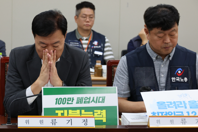 30일 정부세종청사 최저임금위원회에서 열린 제10차 전원회의에서 사용자위원인 류기정 한국경영자총협회(경총) 전무(왼쪽)와 근로자위원인 류기섭 한국노총 사무총장이 참석자들의 발언을 듣고 있다. 내년도 최저임금 의결은 올해도 노사간 견해차로 법정 시한을 넘겼다. 연합뉴스